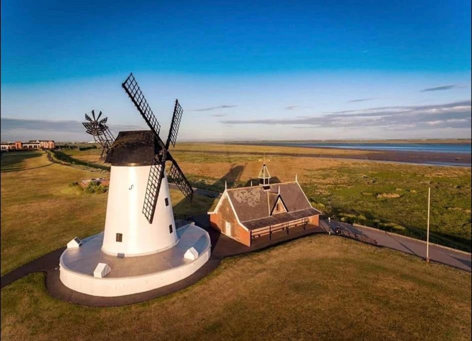 Sunny Seaside Beach House Lytham Centre Sleeps 8 ลิธึม เซนต์ แอนน์ส ภายนอก รูปภาพ